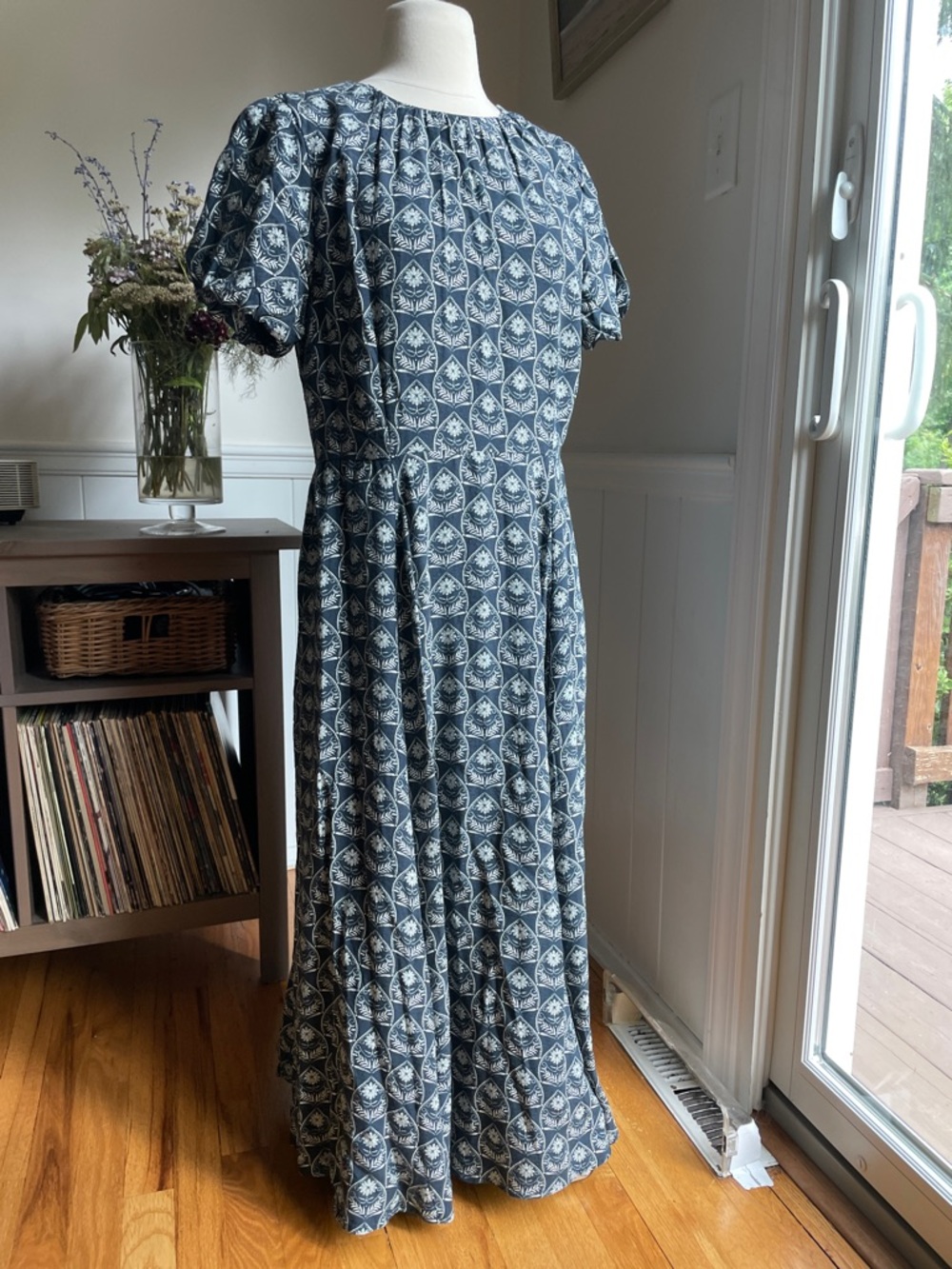 Elegant Chelsea28 Navy and White Patterned Short Puff-Sleeve Maxi Dress M